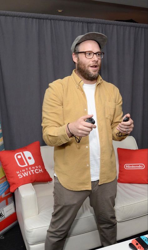 Seth Rogen Outfits, Seth Rogan Style, Seth Rogen Style, Big Men Style, Large Men Fashion, Odd Pictures, Seth Rogen, Stylish Men Casual, Outfits Hombre