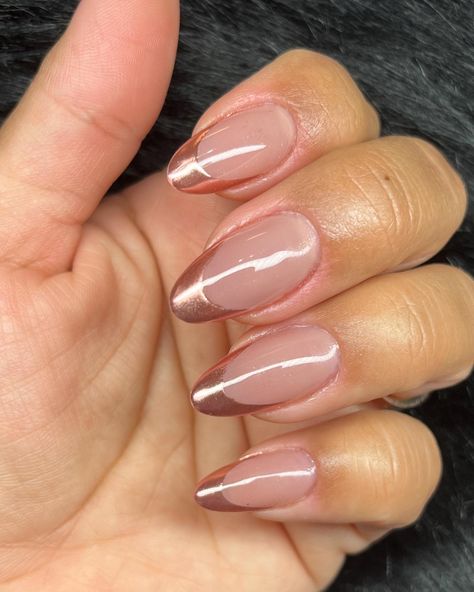 100 Beautiful Rose Gold Nails That Will Make You Feel Feminine Rose Gold Nails Ideas, Rose Gold Chrome French Tip Nails, Rose Gold Tips Nails, Rose And Gold Nails, Rose Gold Chrome Nails Designs, Pink Rose Gold Nails, Rose Gold French Tip Nails, Gold Chrome French Tip Nails, Gold Chrome French Tip