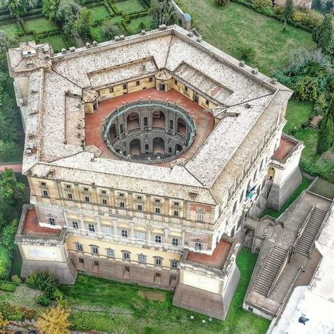 Villa Farnese, Kon Bleach, Palazzo Farnese, Star Fort, Real Castles, Romanesque Architecture, Medieval Houses, Château Fort, Unique Buildings