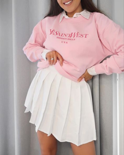 More outfits on my IG. White pleated tennis skirt paired with a shirt with a pink oversized sweatshirt outfit. Street style fashion. Casual style. Pinterest outfit. Cute skirt aesthetic. Pink Skirt With White Top, Cute Skirt Aesthetic, Sweatshirt Outfit Street Style, Pink Pleated Skirt Outfit, Tennis Skirt And Sweatshirt, Pink Tennis Skirt Outfit, Mini Pleated Skirt Outfit, Long Tennis Skirt, White Pleated Skirt Outfit