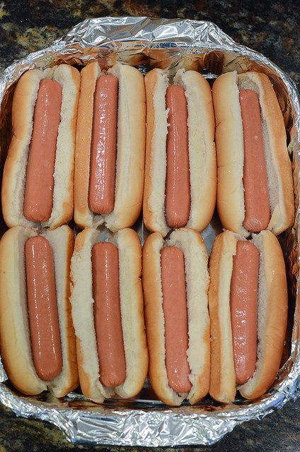 Hot Dogs For A Crowd, Oven Hot Dogs, Kfc Potato Wedges, Reunion Familiar, Crowd Recipes, Office Meals, Hot Sandwiches, Kitchen Secrets, Chili Cheese Dogs