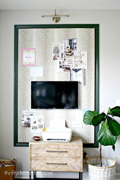 How to make a HUGE upholstered bulletin board from Thrifty Decor Chick Bulletin Board Ideas For Home, Bulletin Board Ideas For Bedroom, Kitchen Bulletin Boards, Office Bulletin Boards, Diy Bulletin Board, Thrifty Diy, Thrifty Decor Chick, Thrifty Decor, Office Makeover