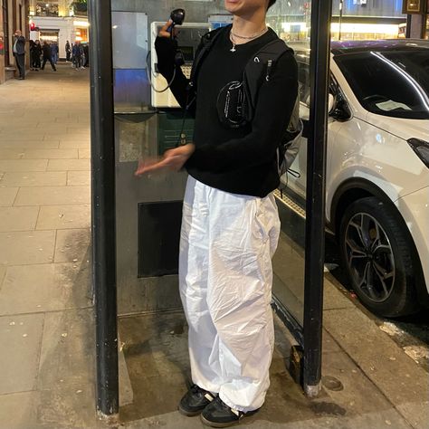 Parachute Pants Men Aesthetic, White Parachute Pants Outfit Men, White Baggy Pants Outfit Men, Black Parachute Pants Outfit Men, Parachute Pants Outfit Men, Black Parachute Pants Outfit, Parachute Pants Men, Hippie Style Men, Frugal Aesthetic