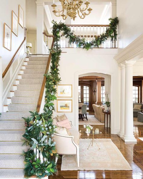 This Staircase Was Our Most Popular Photo on Instagram Last Christmas - Page 2 of 3 - Southern Home Magazine Christmas Staircase Decor, Christmas Staircase, Glam Pad, Staircase Decor, Foyer Decorating, Southern Homes, Home Christmas, Elegant Home, Southern Home