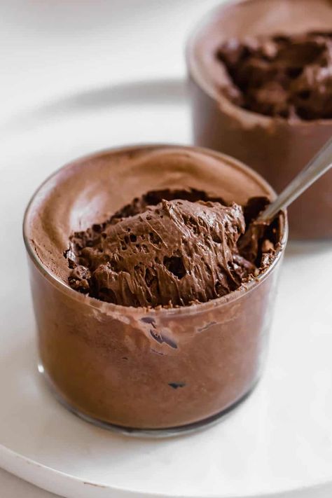 Simple Chocolate Mousse Recipe, Mousse Recipes Easy, Caramel Mousse, Easy Chocolate Mousse, Chocolate Mousse Recipe, Desserts Menu, Mousse Recipes, 2 Ingredient, Indulgent Desserts