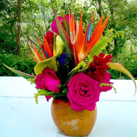 Coconut Shell Centerpiece, Coconut Centerpiece Ideas, Coconut Centerpiece, Tropical Birthday Cake, Tropical Decorations, Mehendi Party, Tropical Wedding Centerpieces, Burlap Centerpieces, Shell Centerpieces