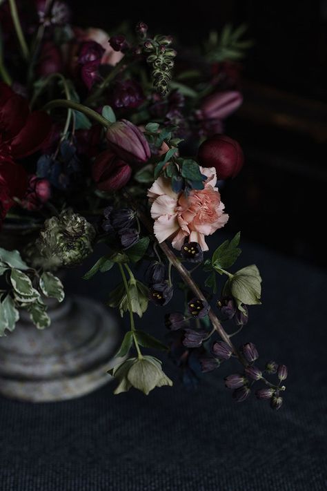 Sense and Sensuality Moody Event Design in a Botanic Garden | Hey Wedding Lady Moody Wedding Flowers, Witch Wedding, Moody Gardens, Dark Wedding, Dark Flowers, Creative Wedding Ideas, Moody Wedding, Design Event, Botanic Garden