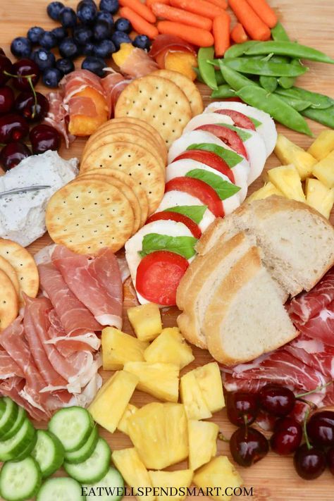 Easy summer charcuterie board ideas, perfect for summer parties and easy entertaining. Enjoy the fresh bounty of summer on a beautiful board! Summer Charcuterie Board Ideas, Summer Charcuterie Board, Summer Charcuterie, Charcuterie Board Ideas, Cheese Boards, Easy Entertaining, Summer Food, Food Presentation, Easy Summer