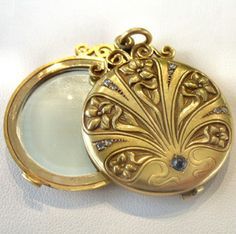 rare locket mirror 1895 Jugendstil Jewelry, Bijoux Art Deco, Bijoux Art Nouveau, Antique Locket, Nouveau Jewelry, Edwardian Jewelry, Jewelry Lockets, Vintage Lockets, Art Nouveau Jewelry