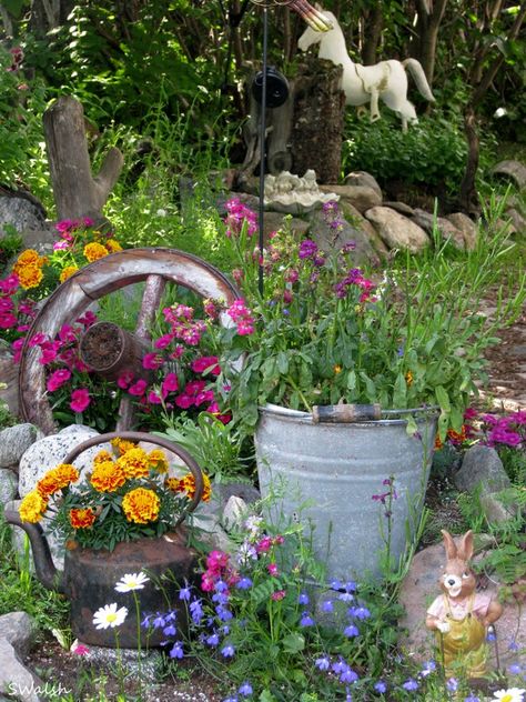 Special 'found' things in my Messy Garden'. Messy Garden Ideas, Barrel Garden Ideas, Ranch Landscaping Ideas, Fun Garden Decor, Messy Garden, Deer Garden, Scarecrows For Garden, Fenced Vegetable Garden, Cookies Packaging