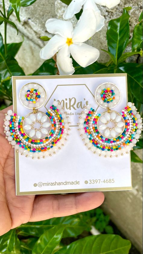 ENTREGAS GRATIS EN ALTARA
ENVÍOS NACIONALES DESDE L90.00
ENVIOS INTERNACIONALES
USA DESDE $15.00
RESTO DEL MUNDO $40.00

  #handmadejewerly #joyeríaartesanal #aretesdemoda😉 #aretesartesanales #statementearrings #statementjewelry #mirashonduras #mirashandmade #mirasjewerly Colorful Bead Earrings, Fancy Jewellery Designs, Handmade Jewelry Tutorials, Beaded Crafts, Fancy Jewellery, Bracelets Handmade Beaded, Seed Bead Earrings, Fabric Jewelry, Hand Made Jewelry