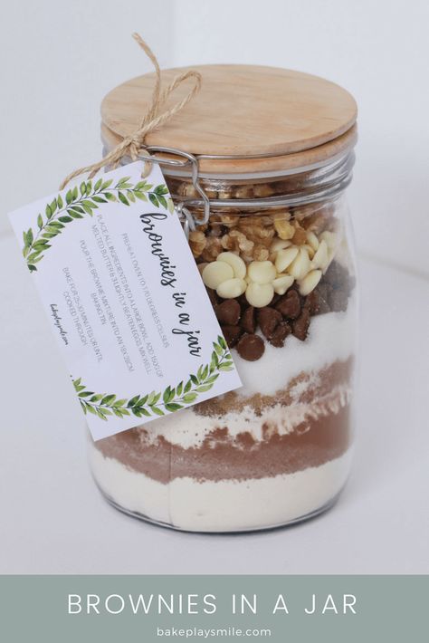 'BROWNIES IN A JAR' make the perfect homemade gift for a teacher, friend or neighbour. Includes a FREE PRINTABLE RECIPE LABEL GIFT TAG.   #brownies #browniesinajar #jar #homemade #gifts #dit #christmas Brownies In A Jar, Mason Jar Cookies, Gift For A Teacher, Christmas Food Gifts, Free Printable Gifts, Mason Jar Meals, Free Printable Gift Tags, Ge Bort, Creative Diy Gifts