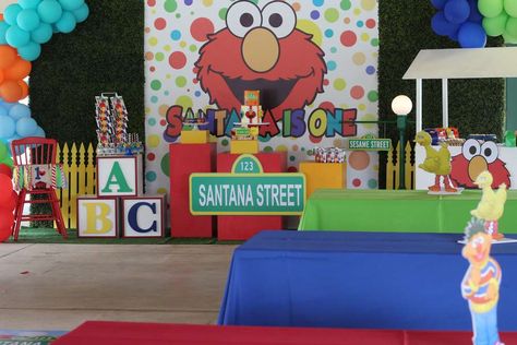 Elmo and friends birthday party | CatchMyParty.com Elmo Birthday Party Ideas, Elmo And Friends, Friends Birthday Party, Elmo Birthday Party, Elmo Birthday, Friends Birthday, Catch My Party, Birthday Party Ideas, Ideas Photo