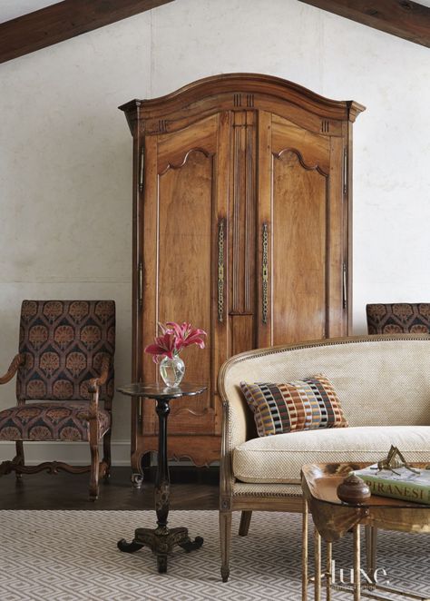 A Transitional Milwaukee Home Incorporates Antiques - Luxe Interiors + Design Armoire In Living Room, Cuarto Aesthetic, Filipino Architecture, Living Room Armoire, Muebles Shabby Chic, French Living Rooms, Antique Wardrobe, French Armoire, Antique Armoire