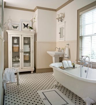 Farmhouse Style Bathroom Ideas - Town & Country Living Farm Style Bathrooms, Baie Vintage, Baños Shabby Chic, Country Style Bathrooms, Small Farmhouse Bathroom, Traditional Bathroom Designs, Farmhouse Bathroom Design, Farmhouse Bathroom Decor Ideas, Bathroom Farmhouse Style