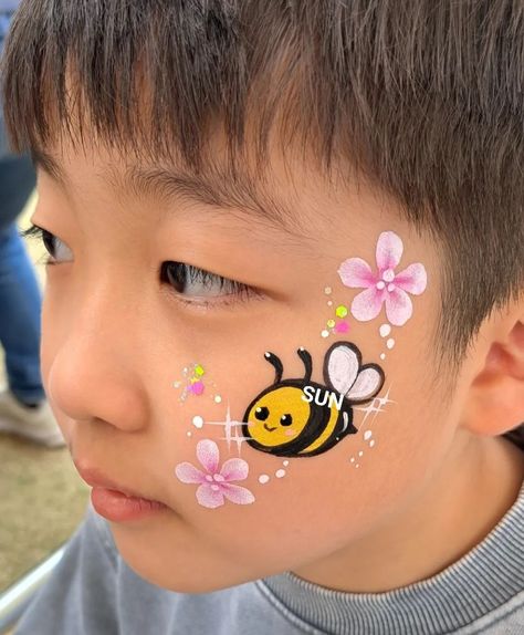 Bug Face Paint, Hand Face Paint, Face Painting Butterfly Easy, Bee Face Paint, Face Stickers Makeup, African Face Paint, Face Paint Party, Easy Face Painting Designs, Face Painting Flowers