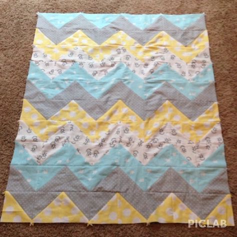 Diy Rag Quilt, Chevron Quilt Tutorials, Chevron Baby Quilts, Chevron Quilt Pattern, Spool Quilt, Baby Doll Bed, Diy Mommy, Chevron Baby Blankets, Cozy Things