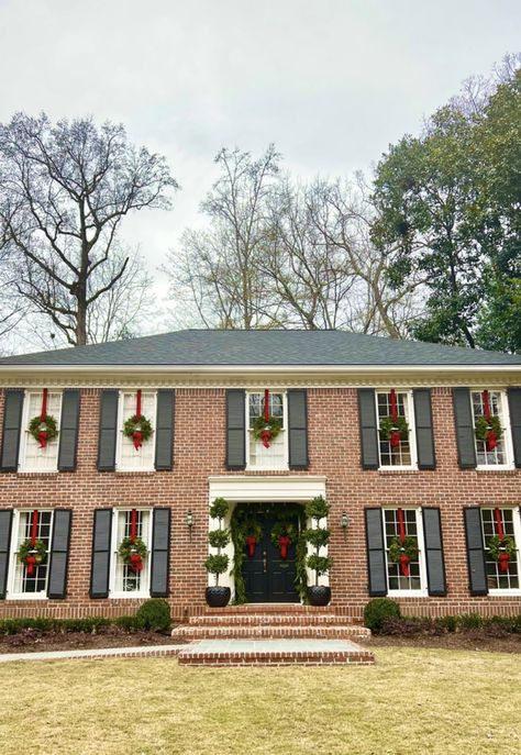 Christmas Built In Decor, House Inspo Exterior, Christmas Exterior, Christmas Themes Decorations, Exterior Decor, Christmas House, Christmas Decorating, Outdoor Christmas Decorations, House Inspo