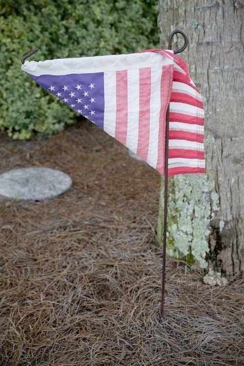 Make an American Flag from Pallets for Your Garden Diy Flag Holder, Diy Projects Using Pallets, Outdoor Patio Pavers, Diy Flag, Pallet Projects Easy, Flag Crafts, Rustic Patio, Burlap Garden Flags, Garden Poles