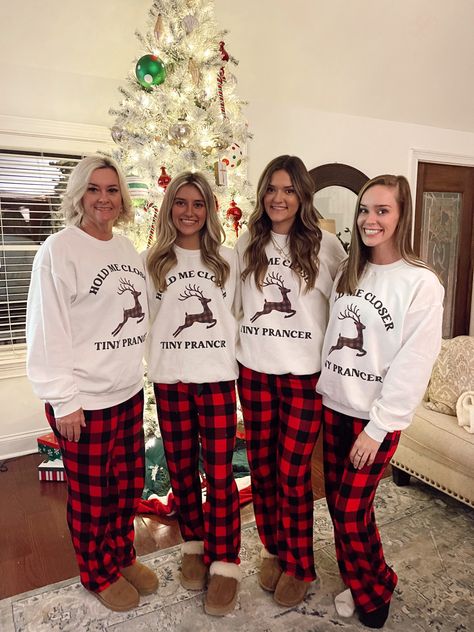 Friends Christmas Pajamas, Christmas Pj Pants Outfit, Matching Christmas Pajamas Friends, Christmas Pijamada Ideas, Christmas Pj Ideas, Christmas Pajamas Ideas, Matching Christmas Jammies, Family Christmas Pjs, Sleepover Outfit