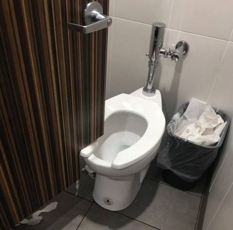 25 Construction Fails That Are Hard to Look At - Facepalm Gallery Toilet Seat Cover Pattern, Disaster Design, Comedy Photos, Toilet Design Ideas, Funny Mistakes, Architecture Fails, Cool Toilets, Architecture Memes, Safety Fail