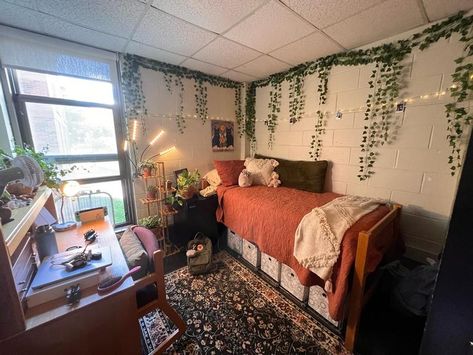 College Dorm Room Ideas Low Bed, Antique Dorm Room, Crunchy Dorm Room, Dorm Room Ideas Brown, Dorm Room Dark, 70s Style Dorm Room, Dorm Rooms Ideas, Earthy Dorm Room, Western Dorm Room Ideas