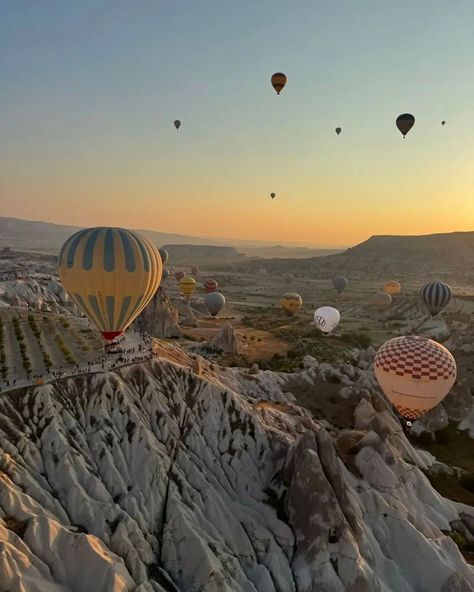 FLYING DREAM 🎈 Cappadocia / Kapadokya 📍 Hot Air Balloon Festival is an annual event held in Cappadocia, Turkey. It attracts thousands of visitors from around the world who come to witness the breathtaking sight of colorful hot air balloons filling the sky. The festival has a rich history that dates back to its inception in the early 2000s. w/ @lucasviegaswk #baloon #hotairballoon #turkey #amazing #beutiful #photo #photography #design #aesthetic #fyp #nature #artist #pleasing #light Cappadocia Turkey Aesthetic, Turkey Aesthetic, Air Balloon Festival, Hot Air Balloon Festival, Balloon Festival, Cappadocia Turkey, Hot Air Balloons, Air Balloons, Design Aesthetic