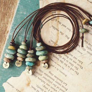 Stone Necklace Diy, Cairn Necklace, Crystal Jewelry Diy, Beach Stones Jewelry, Ceramic Beads Necklace, Pebble Jewelry, Driftwood Jewelry, Rock Necklace, Beach Glass Art