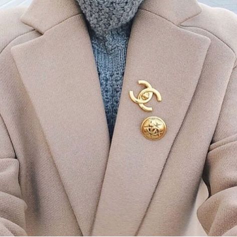 Brooch Outfit, Broche Chanel, Chanel Pins, Brooklyn Blonde, Dream Items, Chanel Brooch, Gold Chanel, Mode Casual, Wardrobe Inspiration