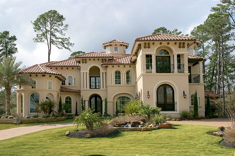 Gorgeous home in the Houston area by Tipler. Rich Mexican House, Tuscan House Exterior 2000s, Hacienda House Exterior, Mexico House Mexican Style, Tuscan House Exterior, Mexican House Exterior, Villa House Design, Spanish Villa Home, Spanish Style Home Exterior