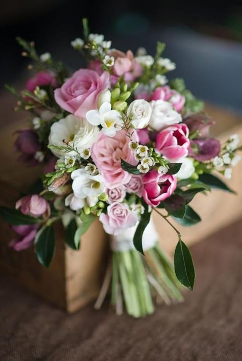 Small Bridesmaid Bouquets, Bouquet Recipe, Unique Bridal Bouquets, Bouquet Champetre, Garden Wedding Bouquet, Vintage Bouquet Wedding, White Flower Bouquet, Rustic Garden Wedding, Tulip Wedding