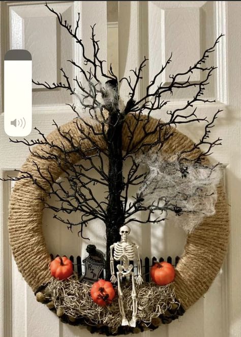 Fall Halloween Wreaths Diy, Halloween Wreath Ideas Front Doors, Halloween Reef Diy, Autumn Door Wreaths Diy, Easy Halloween Wreaths Diy, Halloween Door Wreaths Diy, Spooky Wreath Diy, Diy Halloween Wreaths For Front Door, Halloween Wreaths For Front Door Diy