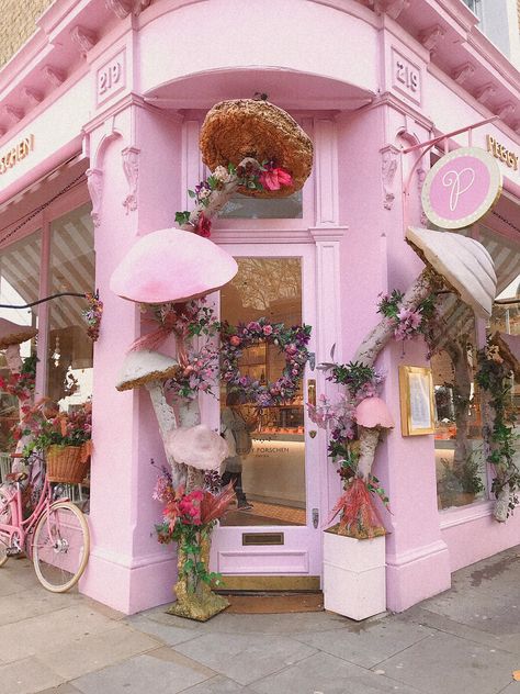 Peggy Porschen, Bakery Interior, Bakery Design Interior, Boutique Spa, Wal Art, Cafe Shop Design, Showroom Interior Design, Coffee Flower, Beauty Salon Interior