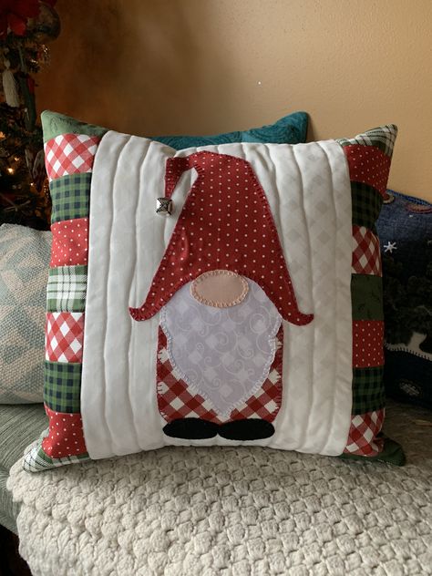 Finished my gnome pillow. Calling it my gnome for Christmas Gnome Pillows Diy, Christmas Gnome Quilts, Gnome Pillow Diy, Quilted Christmas Pillows, Christmas Pillows Diy Sewing Projects, Gnome Pillow, Christmas Pillows Diy, Xmas Pillows, Christmas Patchwork