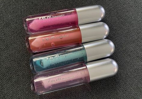 Lip Gloss Rem Beauty, Ariana Grande Makeup Products, Rem Lipgloss, Rem Beauty Lipstick, Rem Beauty Lip Oil, Rem Beauty Aesthetic, Ariana Grande Rem Beauty, Rem Beauty, R E M Beauty