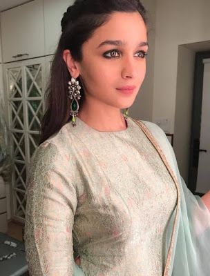 Painting Earrings, Alia Cut, Suit Neck, Churidar Neck, Neck Patterns, Salwar Neck Designs, Churidar Neck Designs, Alia Bhatt Photoshoot, Angrakha Style