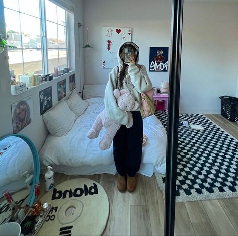 Aesthetic instagram photos Sophia Birlem, Aesthetic Rooms, Dream Apartment, Room Makeover Bedroom, Room Inspiration Bedroom, Dream Rooms, Bedroom Inspo, Aesthetic Room Decor, My New Room