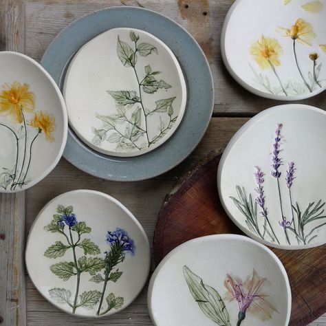 Flower Plates Ceramic, Wildflower Ceramic, Flowers Painted, Keramik Design, Pottery Classes, Ceramics Ideas Pottery, Pottery Plates, Diy Clay Crafts, Pottery Making