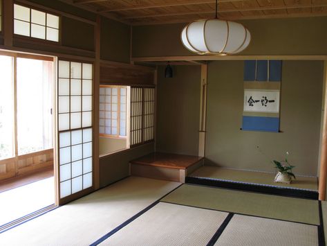 17 Classic Features of Japanese Houses - Japan Talk Japanese House Interior, Japanese Style Interior Design, Japanese Home Interior, Interior Design Japanese, Japanese Sliding Doors, Modern Japanese Homes, Japanese Style Interior, Japanese House Design, Japanese Living Room