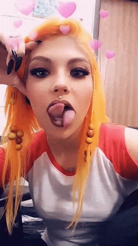 THIS IS SO FREAKEN GROSS!!!! Ear Pointing, Tongue Split, Ripped Stockings, Facial Piercing, Split Tongue, Tongue Kissing, Cheeky Girls, Piercings For Girls, Alt Outfits