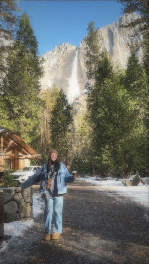 Hicking Girl Aesthetic, National Park Aesthetic Outfits, Mountain Aesthetic Clothes, Gronala Girl Fall, Mountain Hippie Aesthetic, Mountain Road Trip Aesthetic, Granola Clean Girl Aesthetic, Yosemite National Park Fall, Mountains Trip Aesthetic