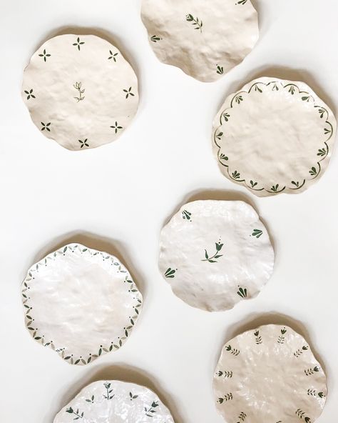 Collection of Zara Speke handmade ceramic plates hand-painted in green pattern Ceramic Wall Plates Decor, Ceramic Plate Painting Ideas, Ceramic Plate Painting, Plate Painting Ideas, Handpainted Plates, Ceramic Wall Plates, Handbuilt Ceramics, Plate Painting, Painted Ceramics