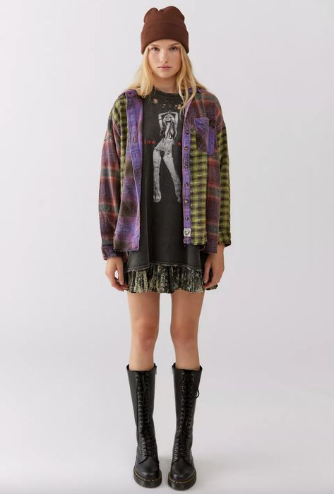 15 Effortlessly Cool Grunge Outfits That’ll ‘90s Kids Would Totally Approve Of Grunge Outfits Png, Rocker Look, 90s Fashion Grunge, Grunge Fashion Soft, Grunge Dress, Oversized Flannel, Fashion Articles, 90s Outfit, Grunge Girl