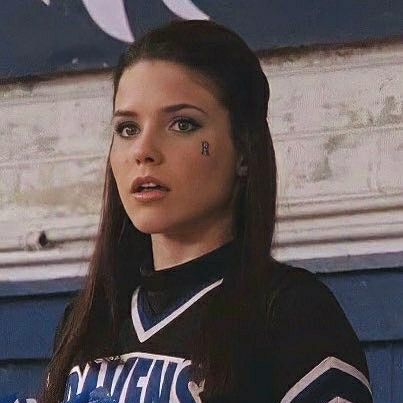 One Tree Hill Makeup, Brooke Davis One Tree Hill Aesthetic, Brooke Davis Halloween Costume, Brooke Davis Makeup, Brooke Davis Hairstyles, Brooke Davis Cheerleader, Brooke Davis Icons, Brooke Davis Aesthetic, Ravens Outfit