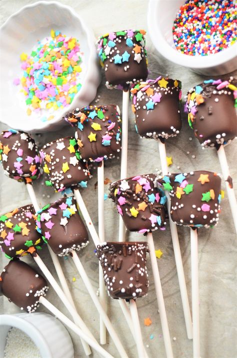 Marshmallow In Chocolate, Marshmallow On Stick Ideas, Chocolate Coated Marshmallows, Chocolate Lollipops Ideas, Chocolate Melts Ideas, Marshmallow Dipped In Chocolate, Marshmallow Dipped, Marshmallow Pops Recipe, Doctor Craft