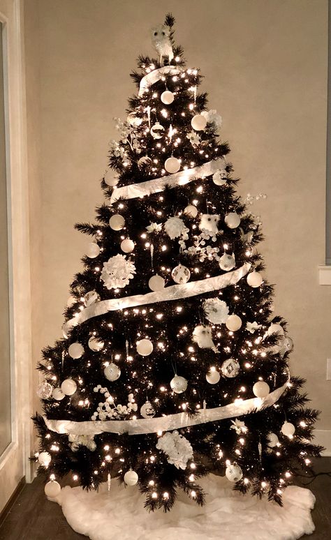 Diy Ideas Christmas, Black Xmas Tree, Diy For Christmas, Black Christmas Tree Decorations, Christmas Diy Decorations, Black And White Christmas Tree, Black Christmas Decorations, Glam Christmas Tree, Christmas Diy Ideas