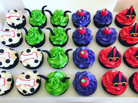 Descendents cupcakes Descendants Birthday Cupcakes, Descendants Cupcake Ideas, Disney Villain Cupcakes, Descendants Desserts, Villain Cupcakes, Descendants Cupcakes, Disney Villain Party Decorations, Villain Party, Descendants Party Ideas Birthdays