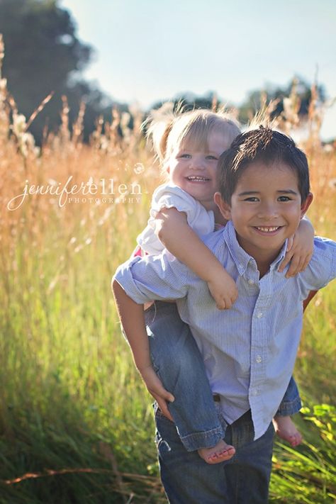 Sibling lovin•• Young Sibling Photography, Brother Sister Photos, Sibling Photography Poses, Sibling Photo Shoots, Large Family Poses, Sibling Pictures, Family Photoshoot Poses, Sibling Poses, Sibling Photography