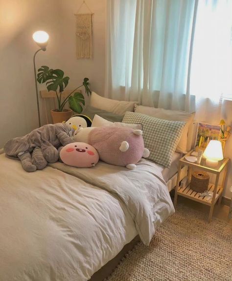 Room Inspo Beige Walls, Uc Dorm Room Ideas, Room Inspo Aesthetic, Minimal Room, Dekorasi Kamar Tidur, Pastel Room, Pinterest Room Decor, Redecorate Bedroom, Cozy Room Decor