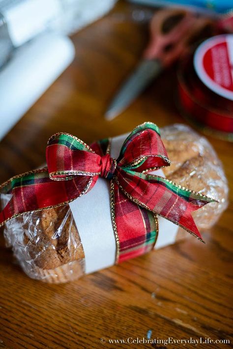 Food Gifts Wrapping, Bread Gifts, Diy Wrapping, Diy Food Gifts, Christmas Bread, Christmas Food Gifts, How To Wrap, Christmas Baskets, Baking Gifts